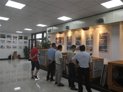 東莞環(huán)?？照{(diào)廠家技術(shù)人員現(xiàn)場示范給來訪客戶我們產(chǎn)品質(zhì)量